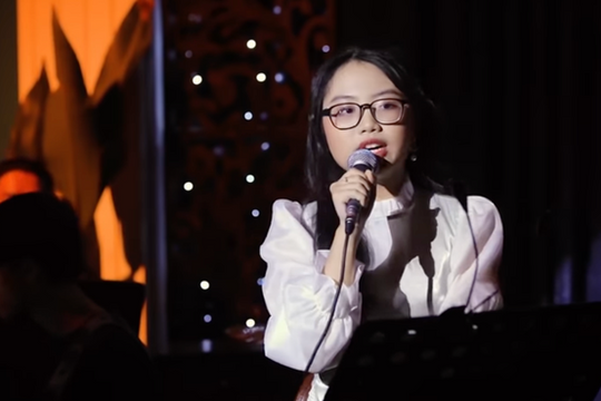 Phương Mỹ Chi hát 'Người tình mùa đông' bằng 5 thứ tiếng gây sốt mạng xã hội