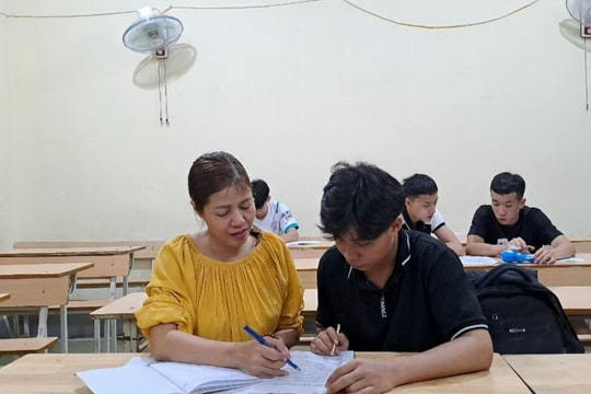 Giáo viên vùng cao Nghệ An tình nguyện dạy miễn phí cho học sinh cuối cấp