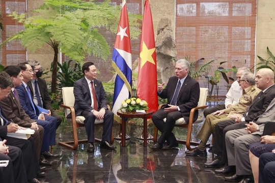 Lãnh đạo cao nhất Cuba bày tỏ xúc động khi được gặp Chủ tịch Quốc hội Vương Đình Huệ