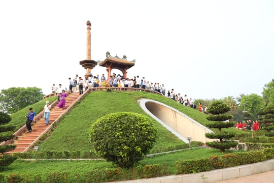 Đại biểu dự Hội thảo Báo Đảng các tỉnh, thành phố khu vực miền Trung và Tây nguyên tưởng nhớ các anh hùng liệt sĩ tại Quảng Trị