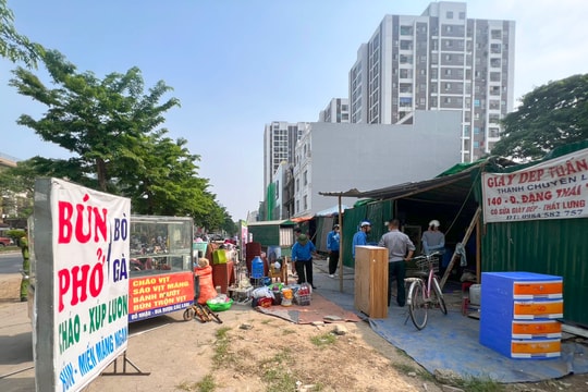 Giải tỏa các hàng quán lấn chiếm vỉa hè đường Quang Trung