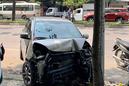 Va chạm giữa 2 ô tô cùng chiều khiến 2 người bị thương