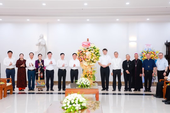 Lãnh đạo tỉnh Nghệ An chúc mừng thành công Hội nghị thường niên của Hội đồng Giám mục Việt Nam, khánh thành Trung tâm Mục vụ Giáo phận Vinh