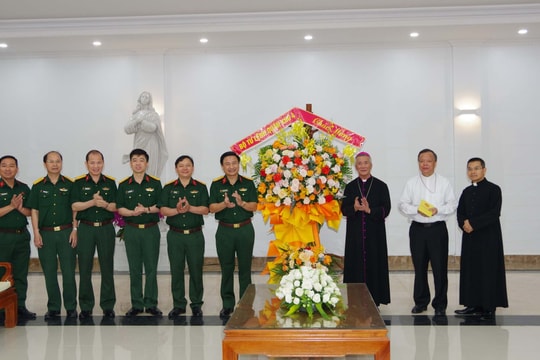 Bộ Tư lệnh Quân khu 4, Bộ Chỉ huy Quân sự tỉnh chúc mừng tòa Giám mục Giáo phận Vinh