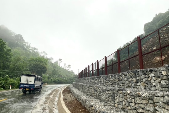 Kè rọ đá khắc phục sạt lở núi trên Quốc lộ 48E đoạn qua huyện Tân Kỳ