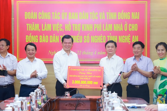 Trao 4 tỷ đồng hỗ trợ làm nhà cho đồng bào dân tộc thiểu số nghèo và khắc phục hậu quả thiên tai tại Nghệ An