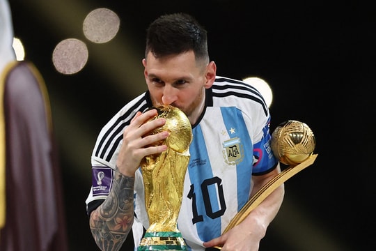 Messi nhận giải Cầu thủ hay nhất thế giới; Ronaldo xoa dịu CĐV Saudi Arabia