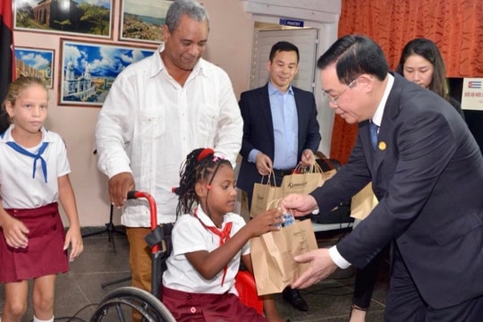 Chủ tịch Quốc hội Vương Đình Huệ thăm Trường đặc biệt hữu nghị Cuba - Việt Nam