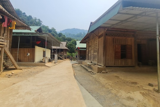 Bản làng miền Tây Nghệ An vắng vẻ, thiếu hụt lao động