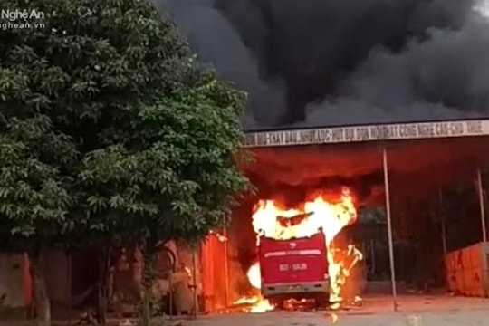 Cháy xe khách trong gara khi mờ sáng