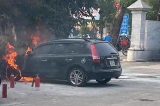 Xe ô tô đang đỗ trong sân bất ngờ bốc cháy ở thành phố Vinh