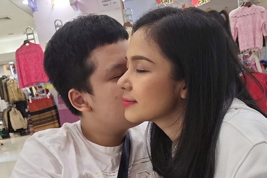 Việt Trinh sống bình yên bên con trai sau hơn 1 năm giải nghệ