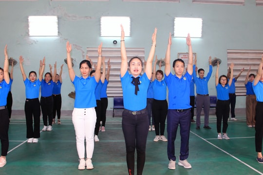 Liên đoàn Lao động tỉnh tổ chức tập huấn thể dục giữa giờ trong công chức, viên chức, người lao động