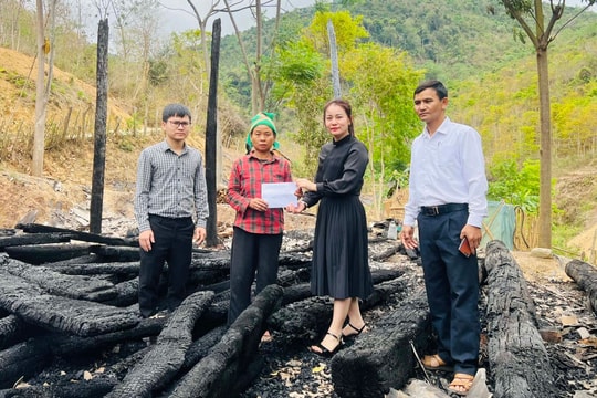 Lãnh đạo huyện Kỳ Sơn thăm hỏi, động viên gia đình bị cháy nhà tại xã Chiêu Lưu