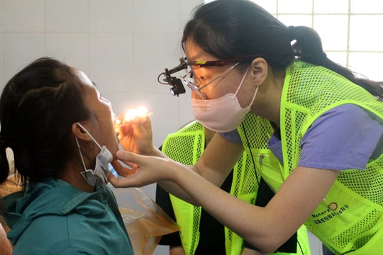 Đoàn tình nguyện Hàn Quốc khám bệnh, cấp thuốc miễn phí và tặng quà ở Nghệ An