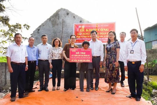 Đoàn Đại biểu Quốc hội tỉnh trao tiền ủng hộ xây dựng nhà đại đoàn kết tại Yên Thành