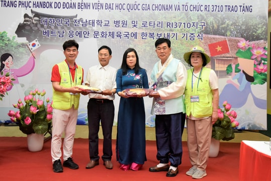 Đoàn công tác Hàn Quốc trao tặng trang phục Hanbok cho Bảo tàng Nghệ An