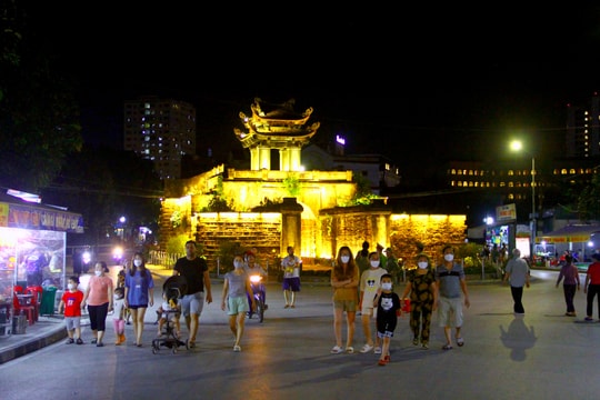 Có gì ở phố ẩm thực đêm Thành cổ Vinh?