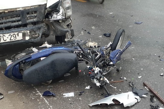 Xe máy đối đầu xe tải, 1 người nhập viện trong tình trạng nguy kịch