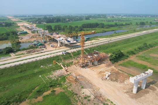 Thi công xuyên lễ trên cao tốc Bắc - Nam đoạn qua Nghệ An 