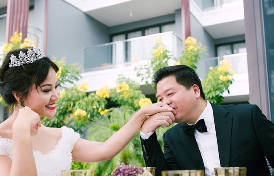 Hôn nhân ngọt ngào của NSƯT Đăng Dương với bà xã xinh đẹp