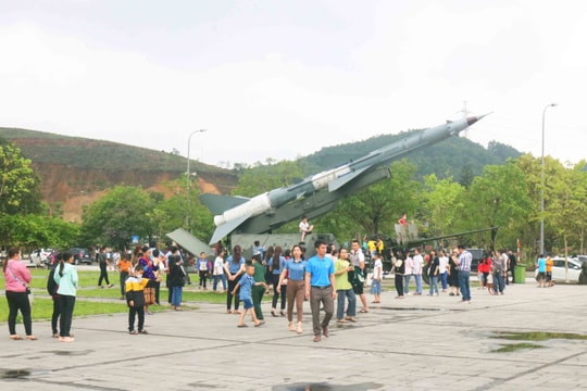 Hàng nghìn du khách thăm Truông Bồn trong ngày thống nhất non sông