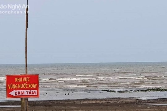 Một bé trai mất tích khi đi tắm biển