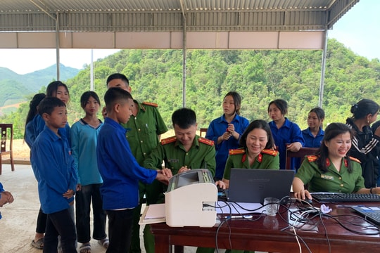 Vượt núi, vào bản làm căn cước cho người dân giữa ngày lễ 
