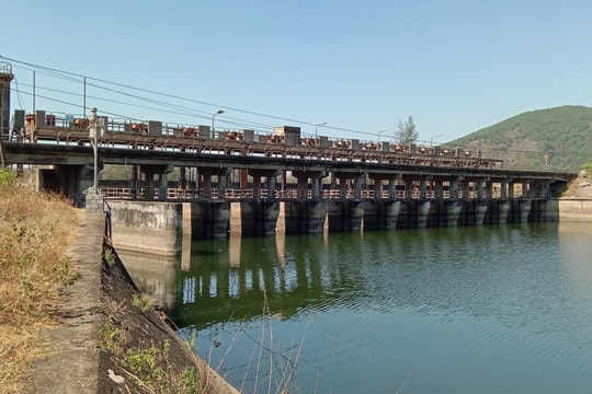 Đo độ mặn, giữ nước ngọt tưới lúa xuân ở Nghệ An