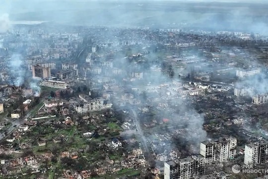 Giao tranh ác liệt tiếp diễn ở Bakhmut, nhiều vụ nổ lớn ở miền trung Ukraine