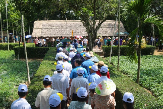 Hàng vạn du khách về thăm quê Bác dịp nghỉ lễ 30/4-1/5