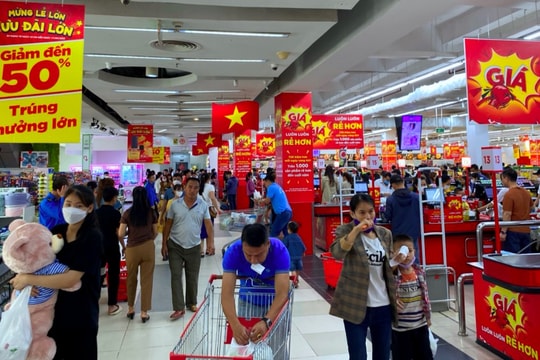 Nhiều điểm vui chơi, mua sắm ở thành Vinh chật kín người trong dịp nghỉ lễ