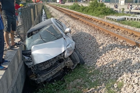 Xe ô tô băng qua đường sắt bị tàu hỏa đâm, tài xế nguy kịch