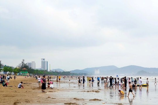 Phố biển Cửa Lò đón hơn 100 nghìn lượt khách du lịch trong kỳ nghỉ lễ 30/4 và 1/5