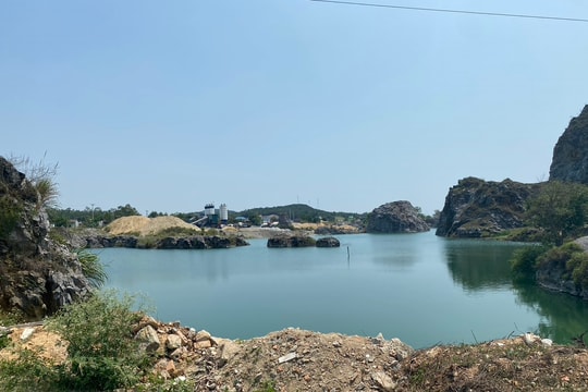 Hiểm nguy từ hồ nước sâu ở khu vực mỏ đá hết hạn khai thác 