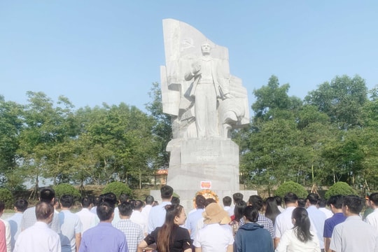 Dâng hoa, dâng hương tưởng niệm đồng chí Phan Đăng Lưu 