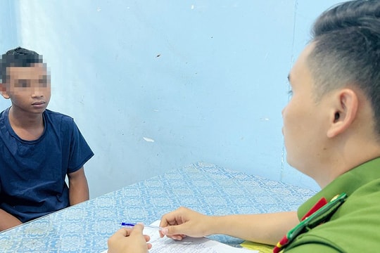 Bắt thanh niên 18 tuổi đâm chết cha và chú ruột