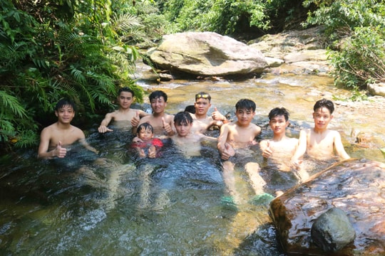 Những ngày 'đỉnh nắng' người dân Nghệ An tìm đến khe, suối 'trốn nóng'