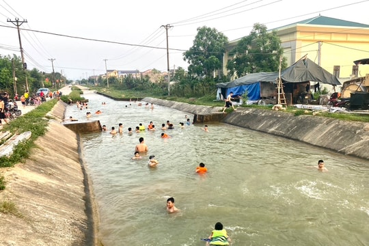 Người dân Yên Thành đổ xô tắm kênh giải nhiệt dù thiếu áo phao
