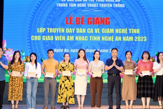 Trao giấy chứng nhận cho hơn 100 giáo viên âm nhạc hoàn thành chương trình lớp truyền dạy Dân ca ví, giặm Nghệ Tĩnh