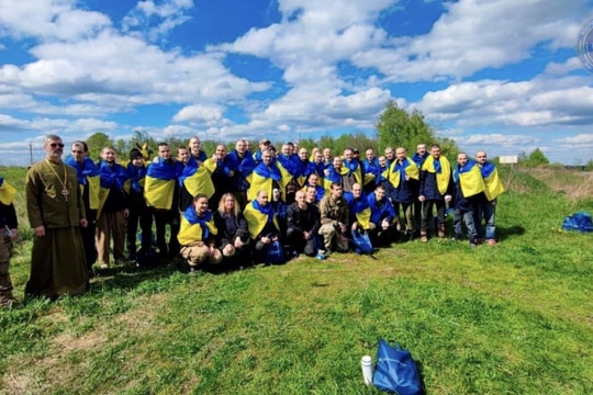 Kho thuốc súng của Nga bốc cháy, Kiev và Moscow trao đổi tù binh