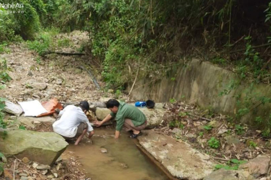 Nhiều khe, suối dần cạn, cán bộ, người dân lên núi tìm nguồn nước chống hạn