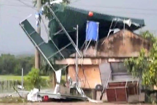 Giông lốc làm tốc mái nhà dân, gãy cột điện ở nhiều huyện miền núi Nghệ An
