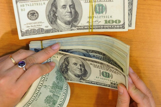 Giá vàng và USD cùng giảm, dầu bật tăng