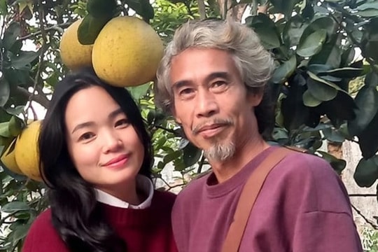 Tóc bạc trắng, nghệ sĩ 'khổ nhất màn ảnh Việt' được vợ kém tuổi yêu chiều