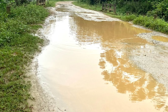 Dân khổ vì đường biến thành 'ao' sau mưa 