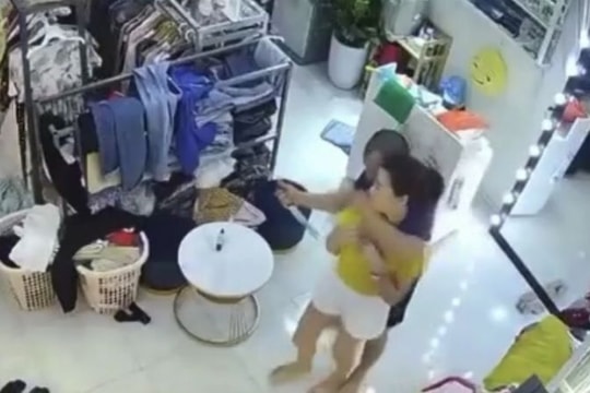 Thiếu phụ mưu trí giật dao, hô hoán người dân khống chế kẻ hiếp dâm