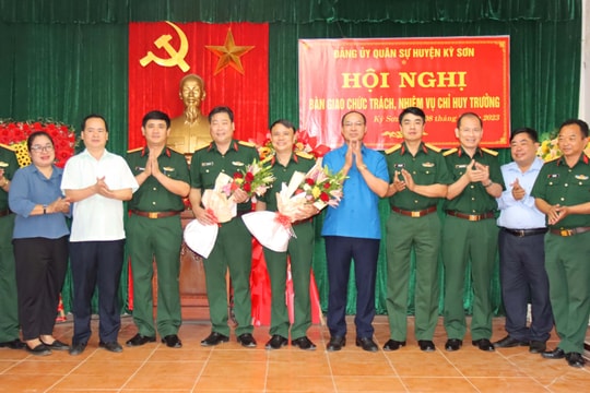 Bàn giao chức danh Chỉ huy trưởng Ban chỉ huy Quân sự huyện Kỳ Sơn