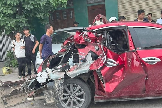 Dừng đèn đỏ, ô tô con bị xe tải tông bẹp dúm 