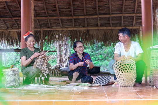 'Giữ lửa' nghề đan ở bản Diềm